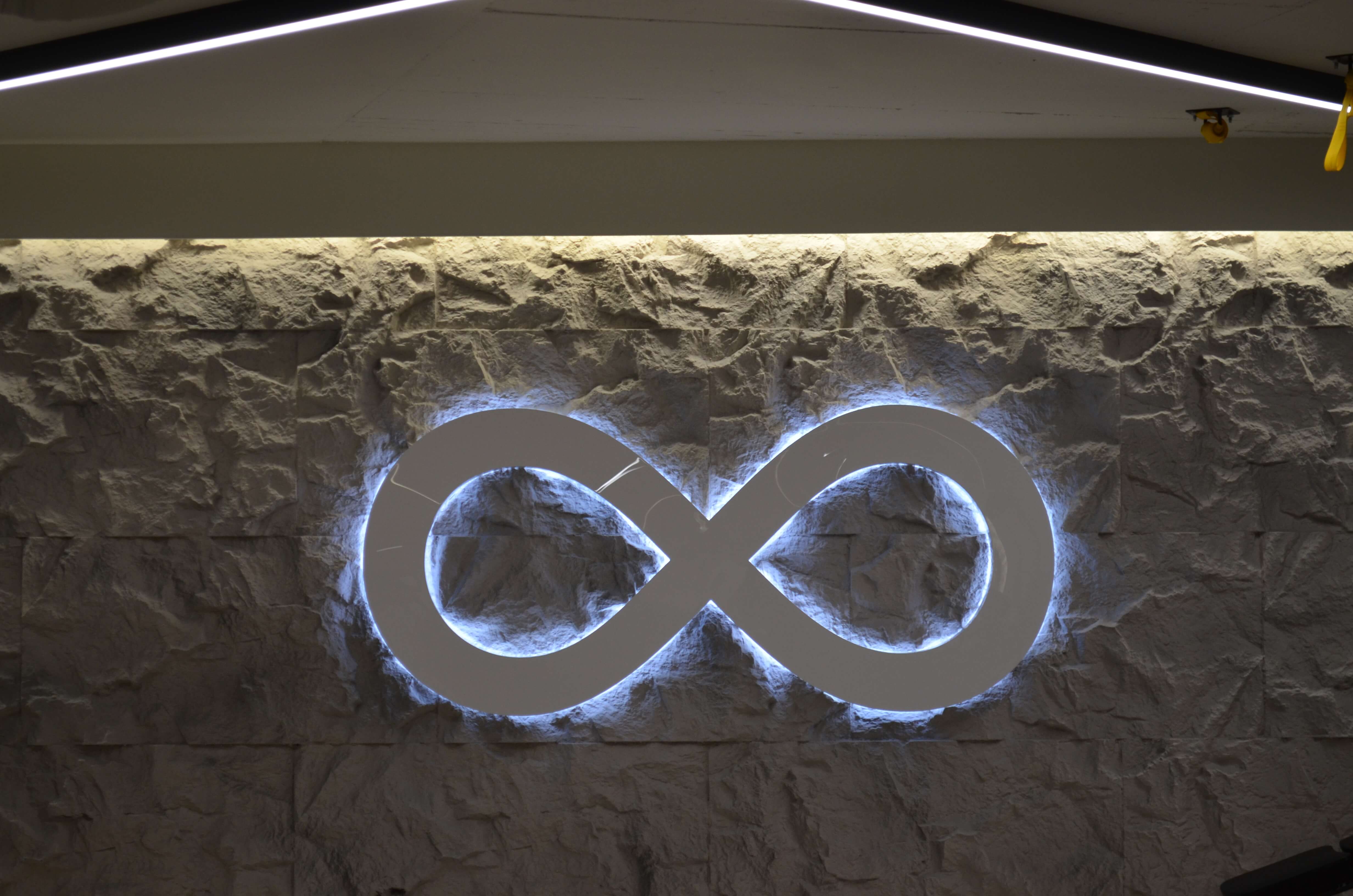 Infinity Fitness Novi Sad svetleći Logo znak